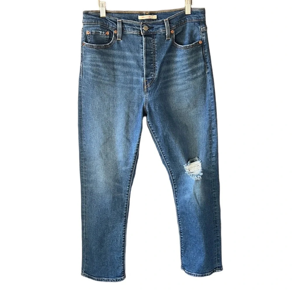 Levi’s Women’s Wedgie Straight Ankle Jeans. 32 Medium Wash Distressed